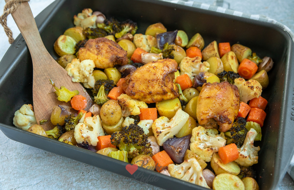 Traybake met groenten en gekruide kipdijfilet Traybake met groenten en gekruide kipdijfilet