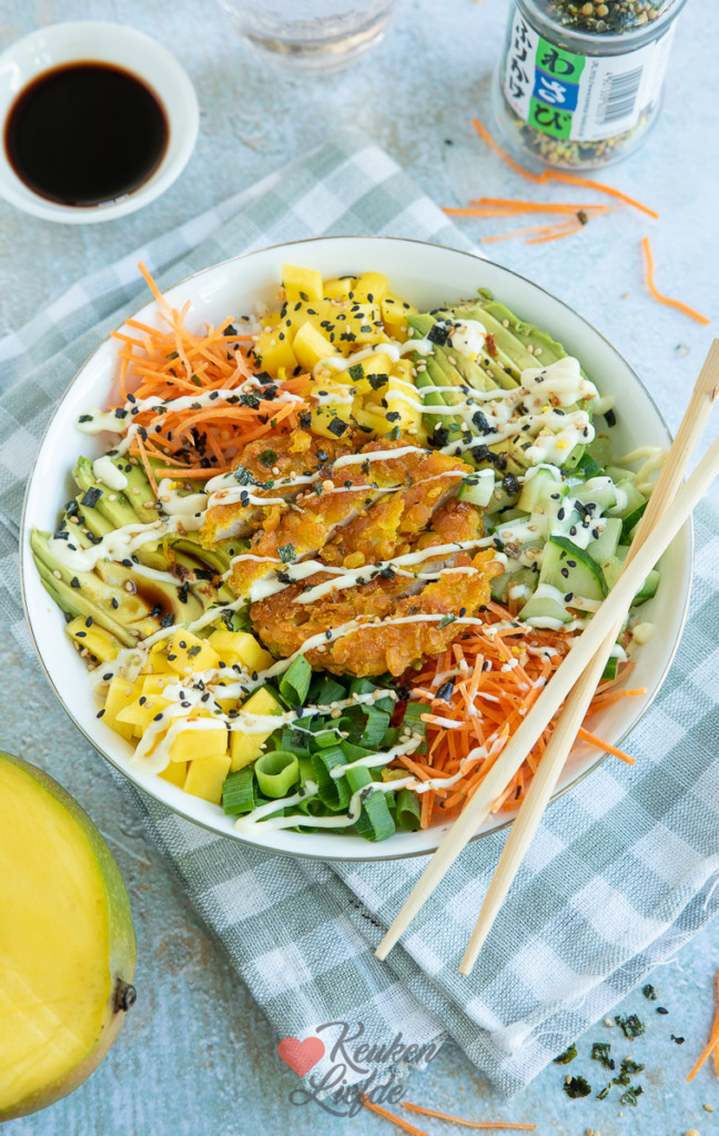 Poké bowl met krokante kip en mango Poké bowl met krokante kip en mango