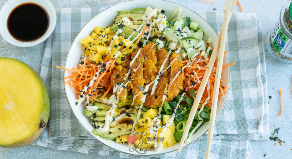 Poké bowl met krokante kip en mango Poké bowl met krokante kip en mango