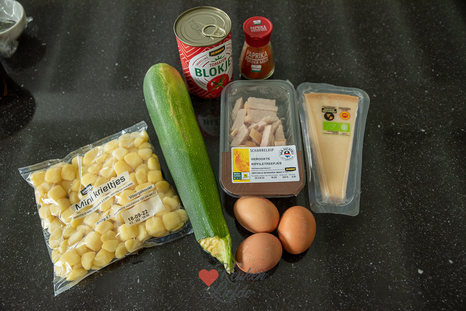 Krieltjesschotel met tomatensaus en ei Krieltjesschotel met tomatensaus en ei