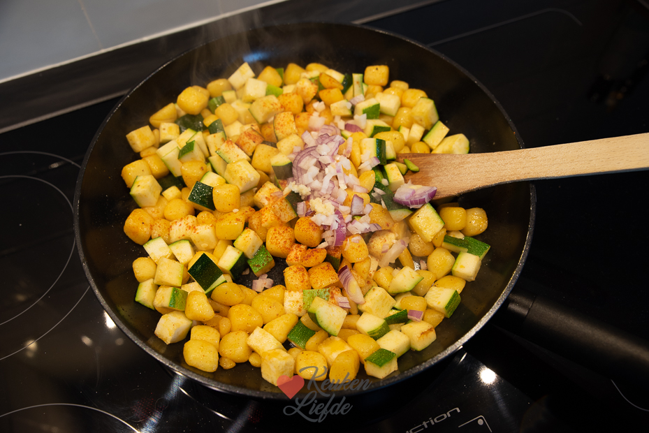 Krieltjesschotel met tomatensaus en ei Krieltjesschotel met tomatensaus en ei