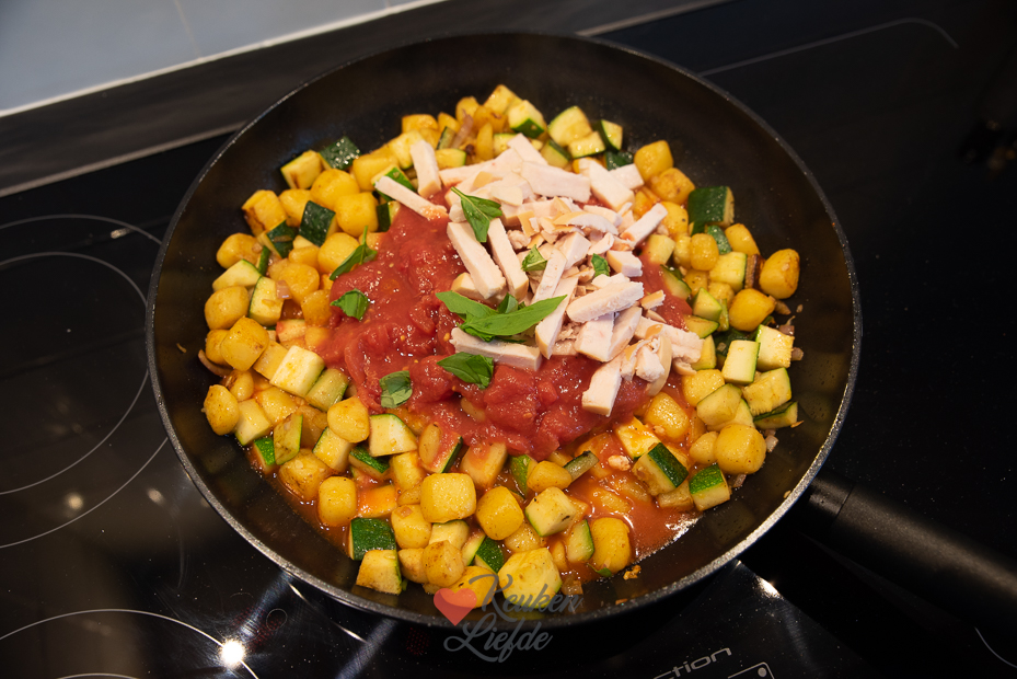 Krieltjesschotel met tomatensaus en ei Krieltjesschotel met tomatensaus en ei