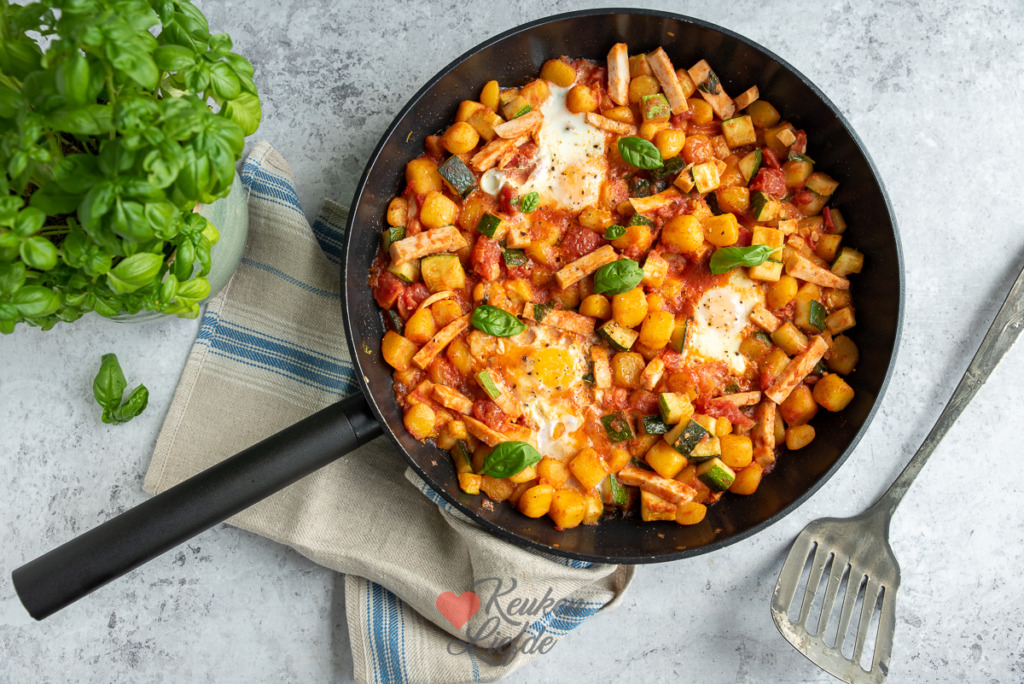 Krieltjesschotel met tomatensaus en ei Krieltjesschotel met tomatensaus en ei