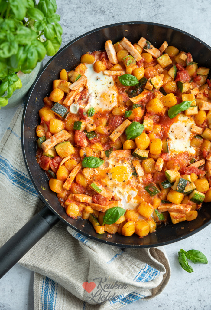 Krieltjesschotel met tomatensaus en ei Krieltjesschotel met tomatensaus en ei