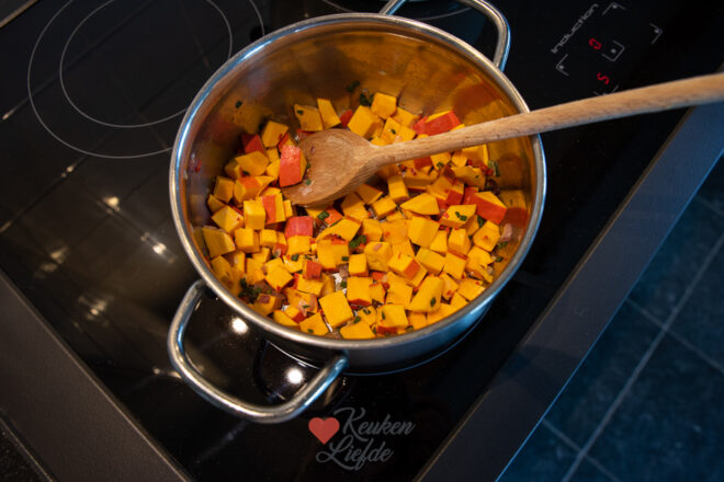 Roer de pompoen en risotto erdoor