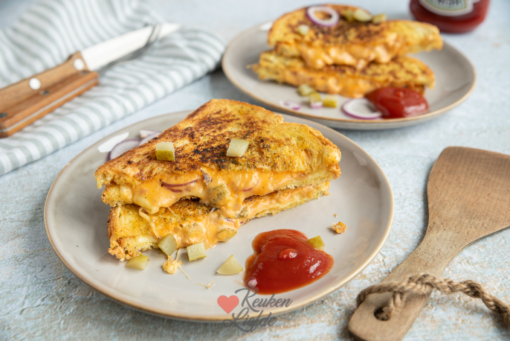 Vegan tuna melt tosti