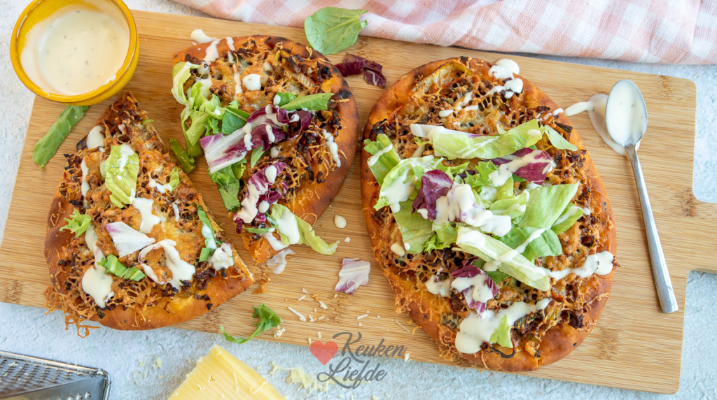 Naanpizza met gehakt en knoflooksaus