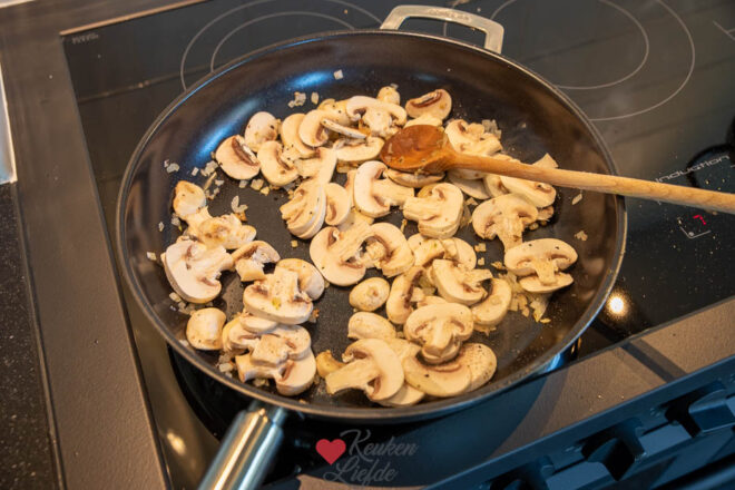 Bak de champignons tot ze zijn geslonken