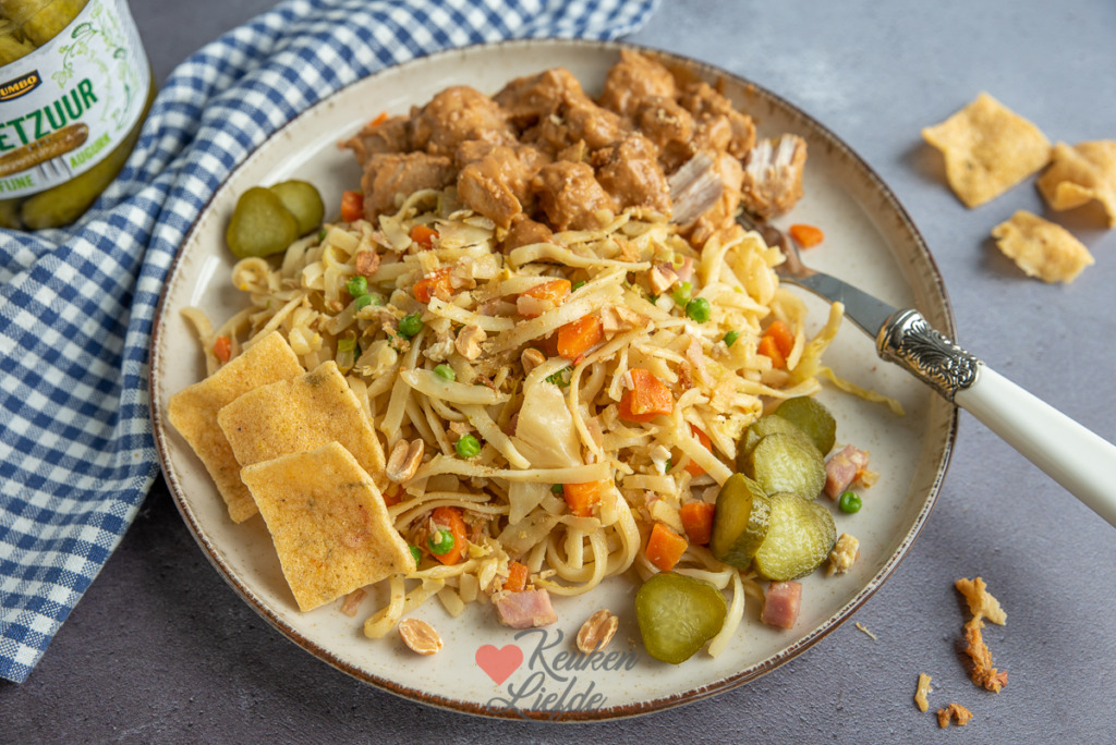 Bami met groenten en makkelijke kipsaté Bami met groenten en makkelijke kipsaté