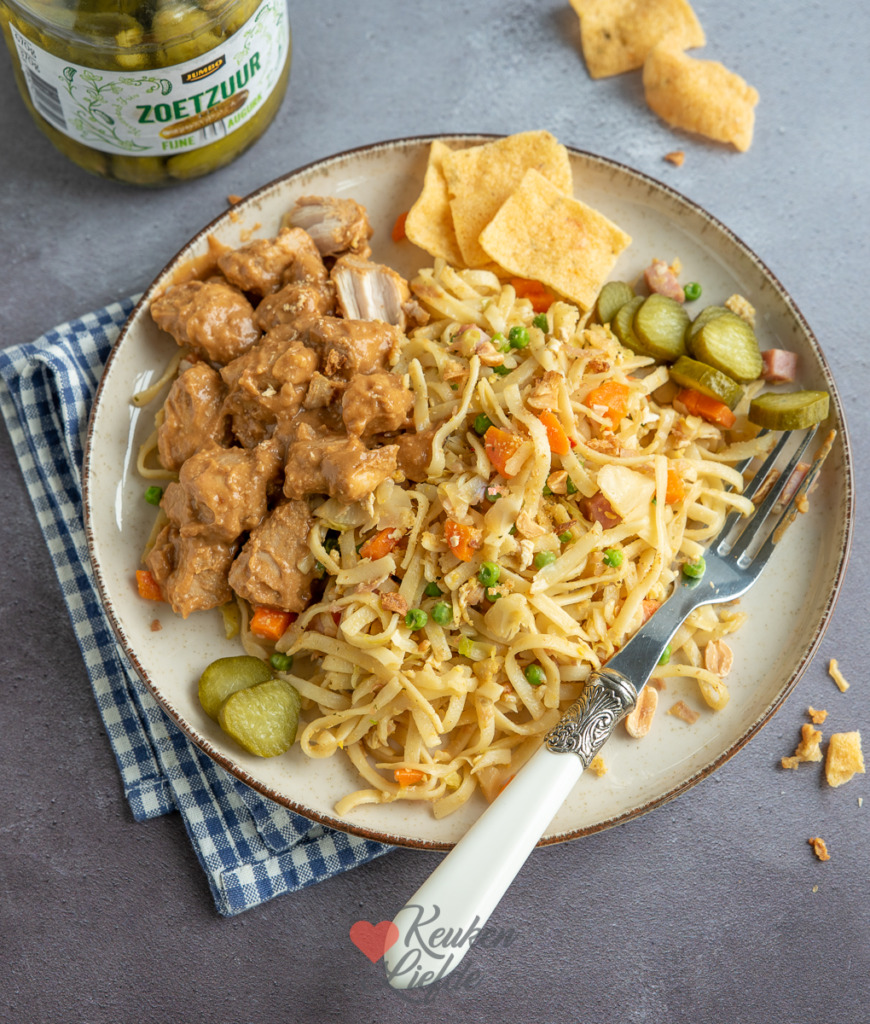 Bami met groenten en makkelijke kipsaté Bami met groenten en makkelijke kipsaté