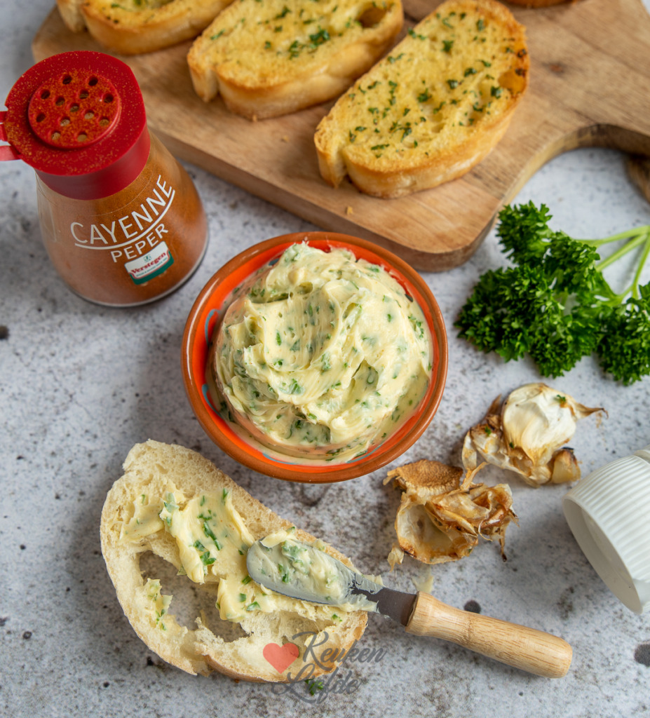 Knoflookboter met gepofte knoflook