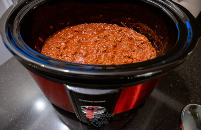 Voeg na 3 uur de melk toe aan de saus.