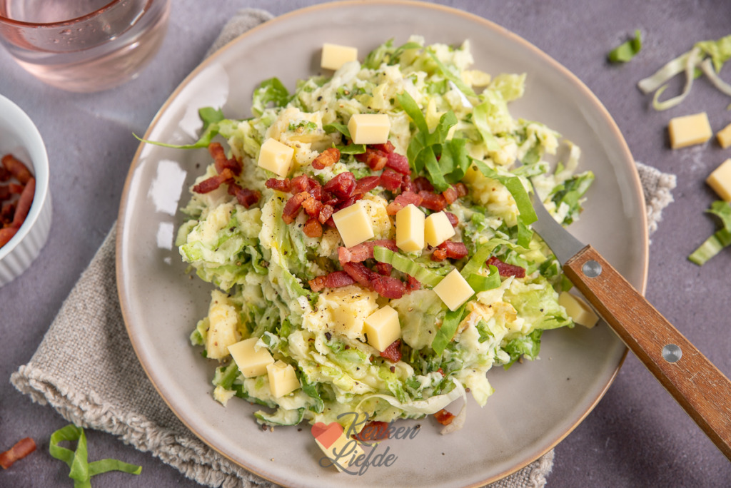 Rauwe andijviestamppot met spekjes en kaas