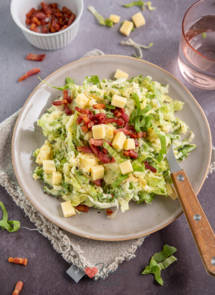 Roer de spekjes en kaas door de stamppot