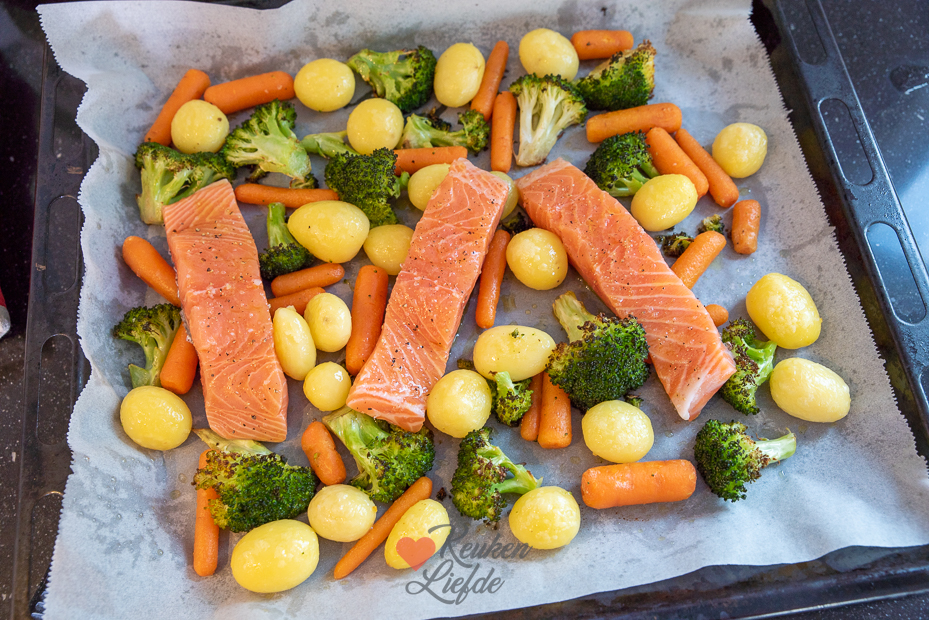 Traybake met krieltjes, groenten en zalm