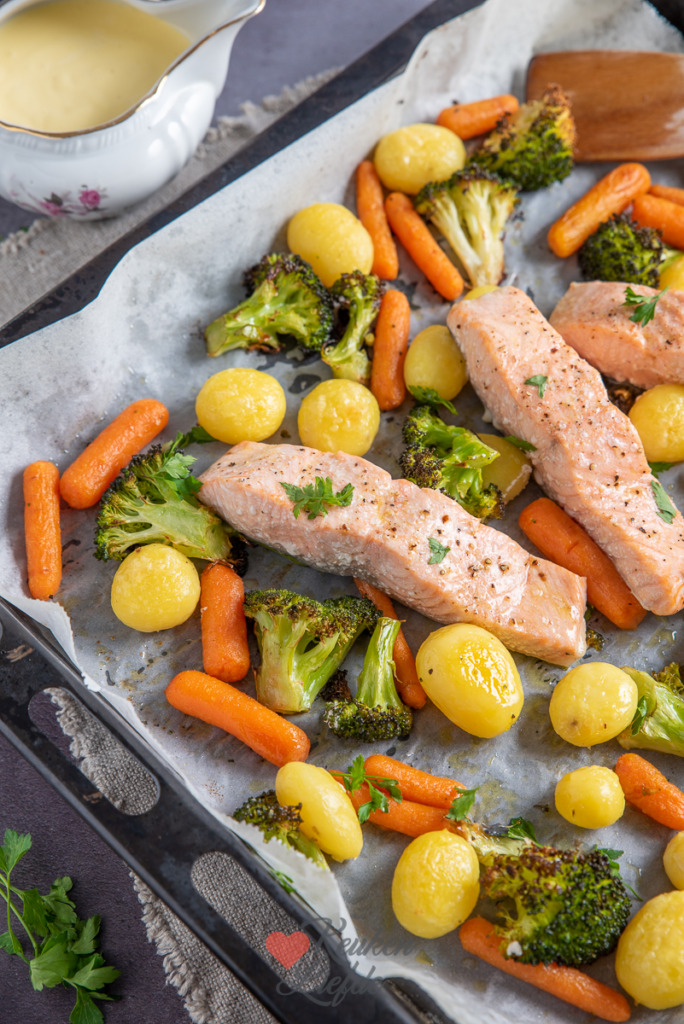 Traybake met krieltjes, groenten en zalm Traybake met krieltjes, groenten en zalm
