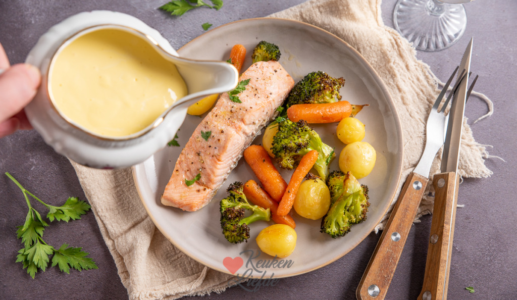 Traybake met krieltjes, groenten en zalm Traybake met krieltjes, groenten en zalm