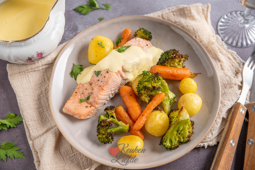 Traybake met krieltjes, groenten en zalm Traybake met krieltjes, groenten en zalm