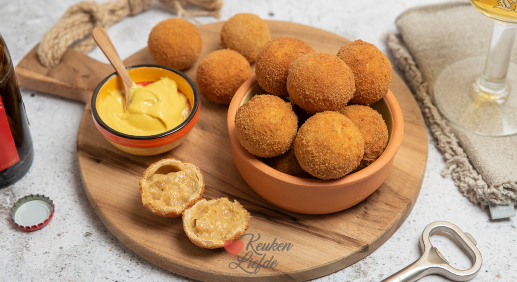 Bitterballen met kaas en bier