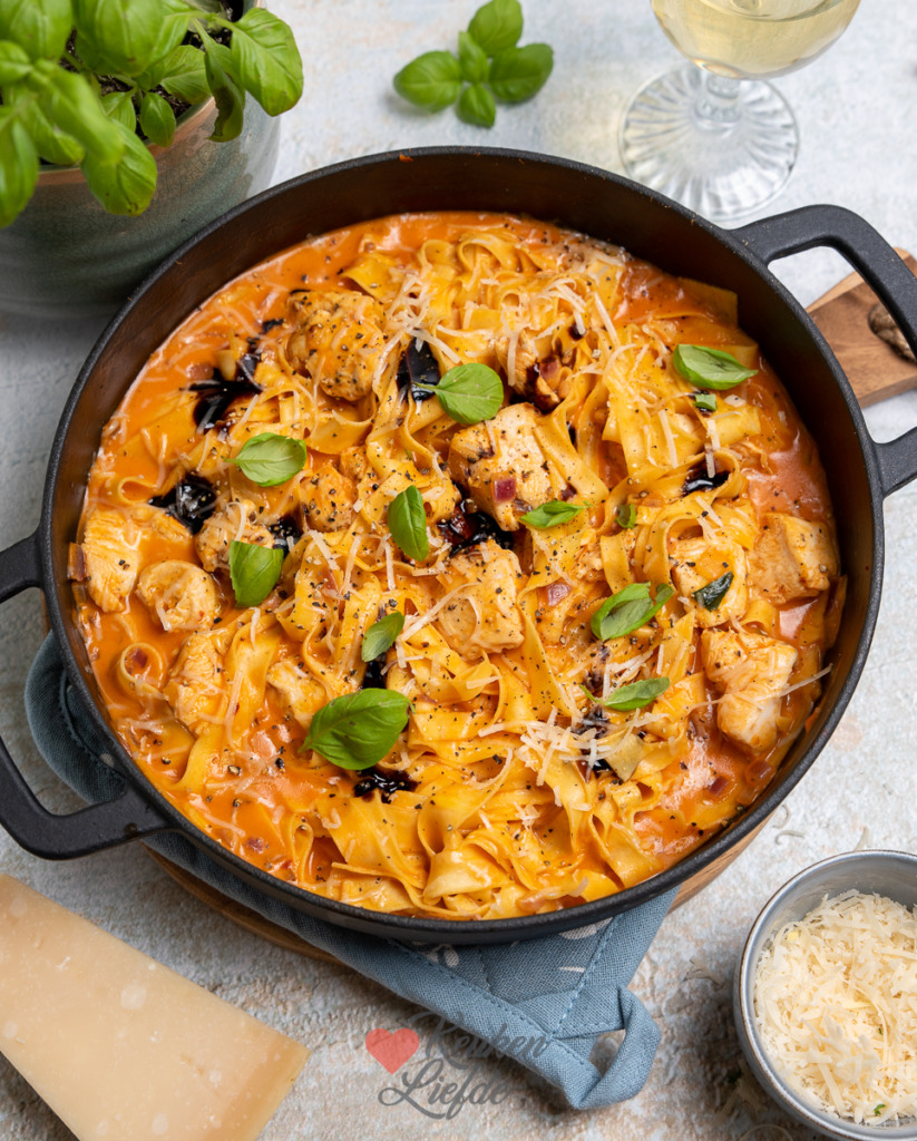 Eenpanspasta met tomatenroomsaus en kip Eenpanspasta met tomatenroomsaus en kip