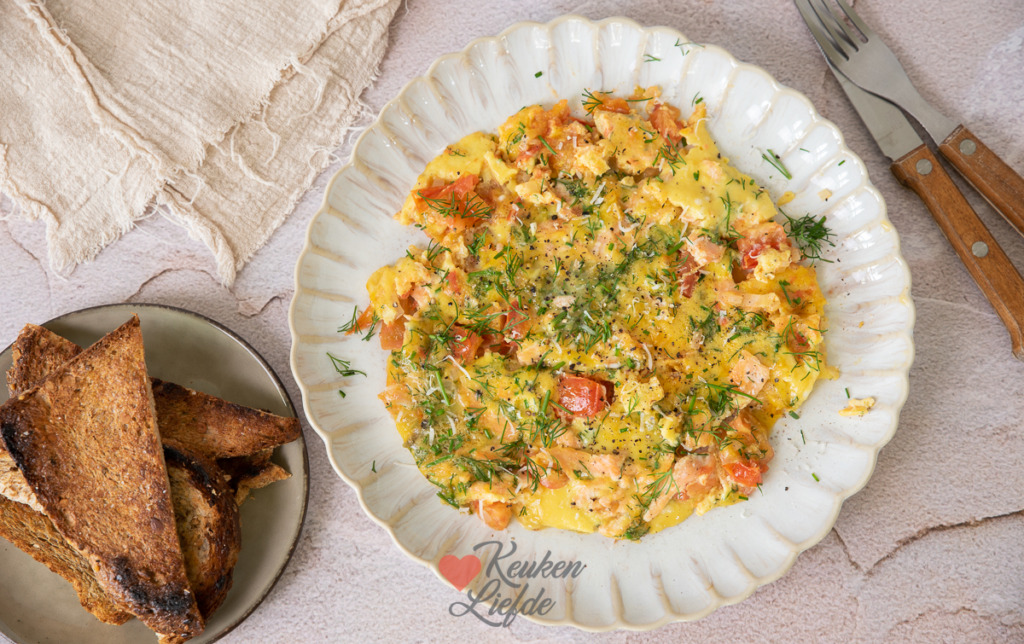 Omelet met zalm en tomaat