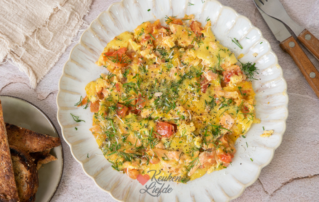 Omelet met zalm en tomaat Omelet met zalm en tomaat