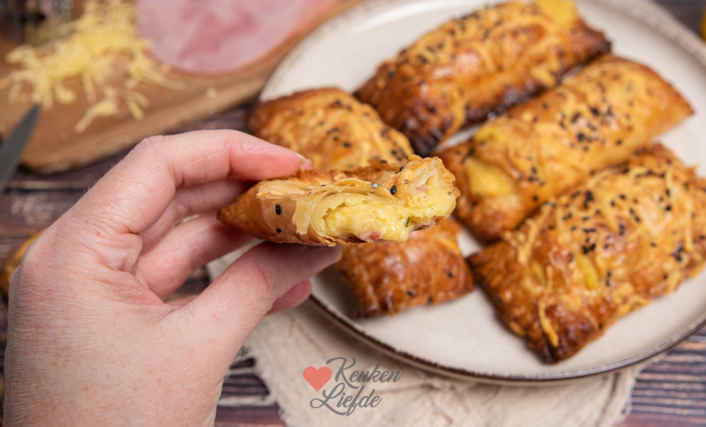 Bladerdeegbroodjes met ham en kaas Bladerdeegbroodjes met ham en kaas