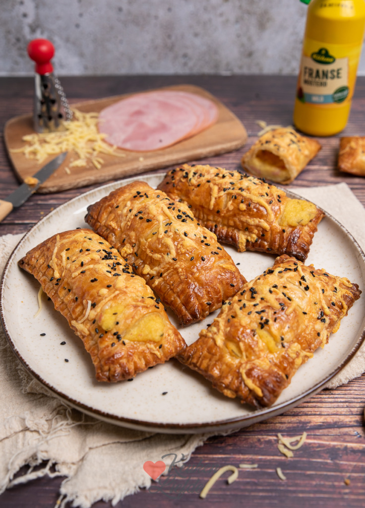 Bladerdeegbroodjes met ham en kaas Bladerdeegbroodjes met ham en kaas