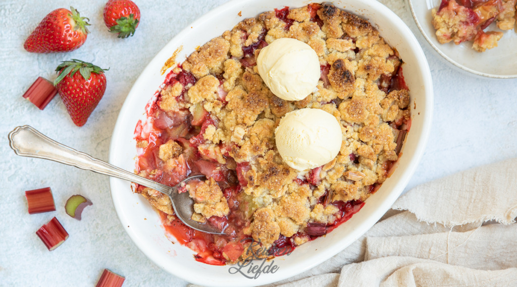Rabarber crumble met aardbei