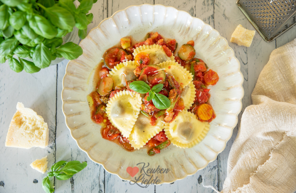 Mezzelune met groente en tomatensaus