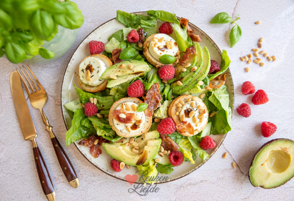 Salade met geitenkaas, spek en frambozen