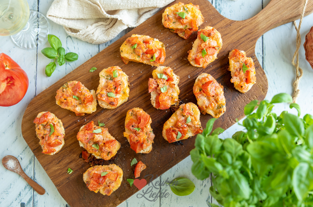 Stokbrood hapje met tomaat, ham en mozzarella