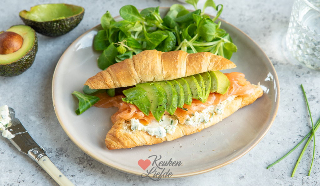Croissant met roomkaas, zalm en avocado