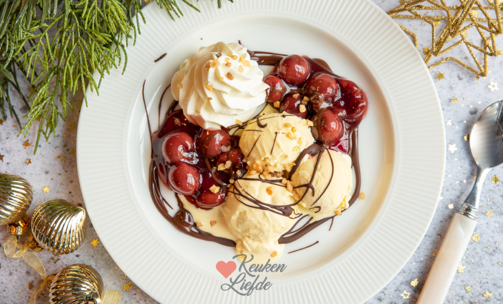 Vanilleroomijs met warme kersen en chocolade