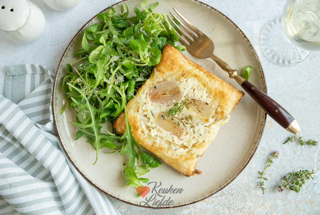 Bladerdeegtaartje met sjalot en kruidenroomkaas