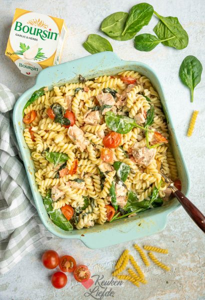 Hussel de pasta door de saus en serveer