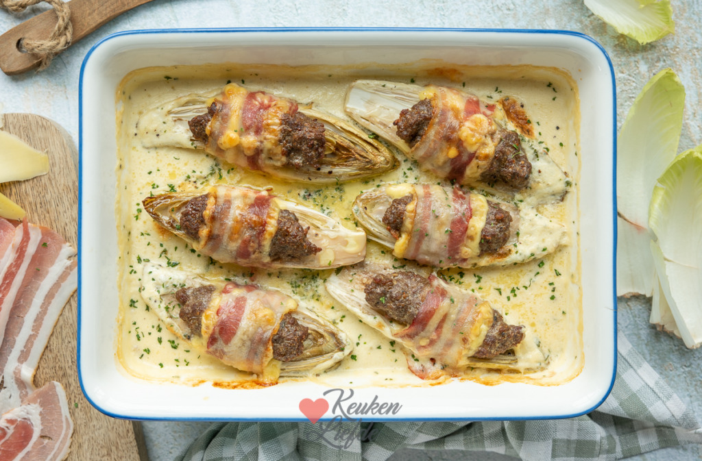 Witlofrolletjes met gehakt en spek 
