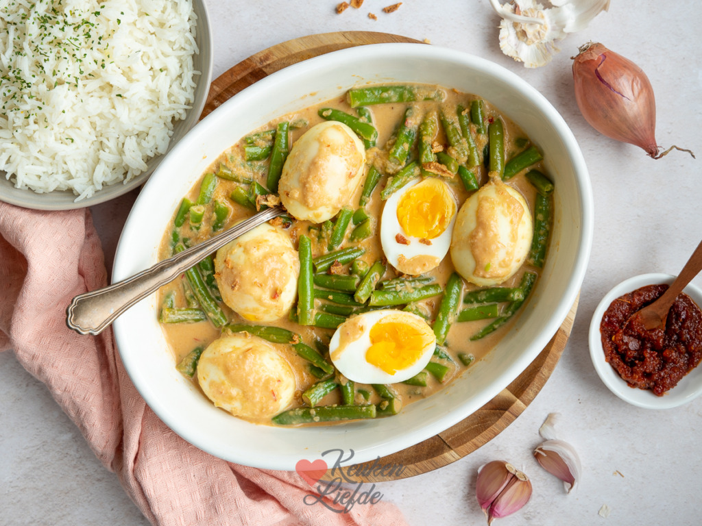 Sambal goreng telor met sperzieboontjes