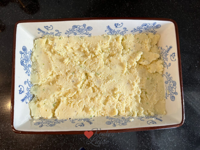 Visschotel met puree, wortel en doperwtjes