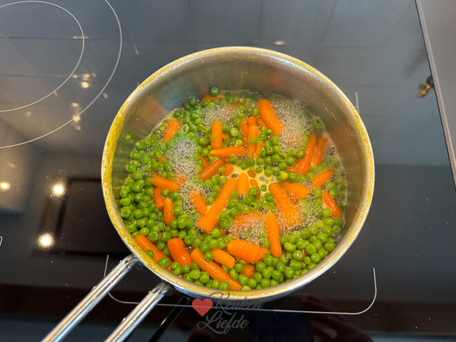 Visschotel met puree, wortel en doperwtjes