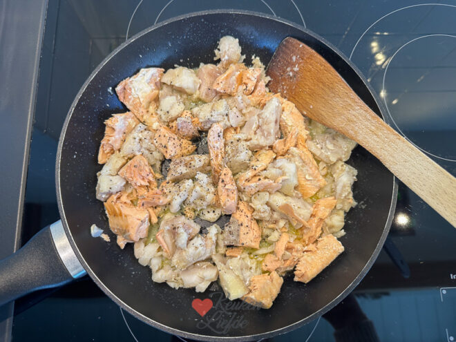 Visschotel met puree, wortel en doperwtjes