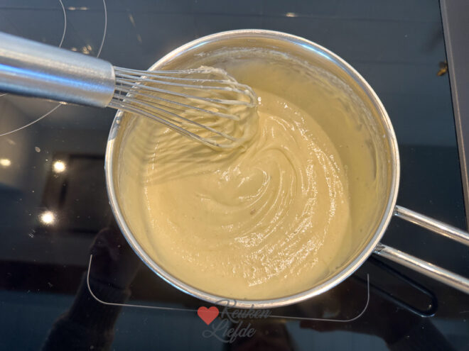 Visschotel met puree, wortel en doperwtjes