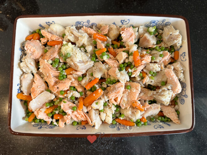 Visschotel met puree, wortel en doperwtjes