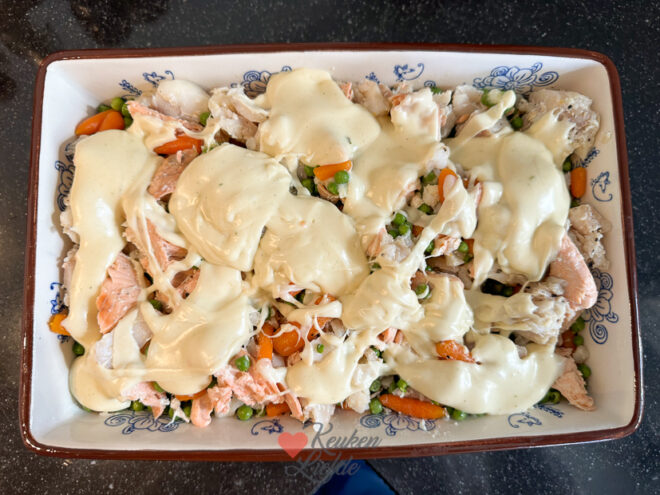Visschotel met puree, wortel en doperwtjes