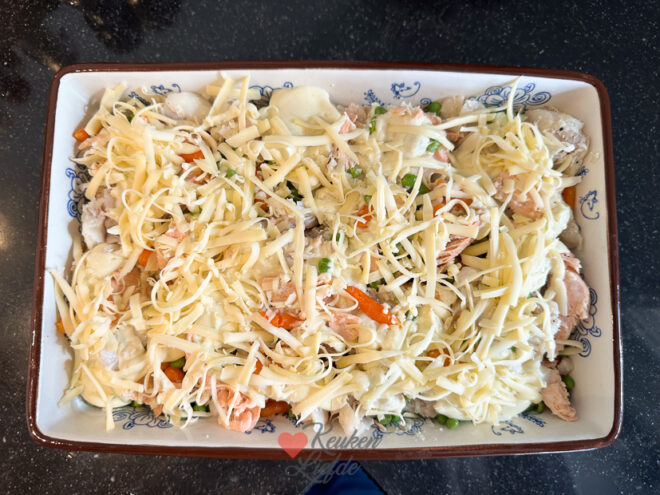 Visschotel met puree, wortel en doperwtjes