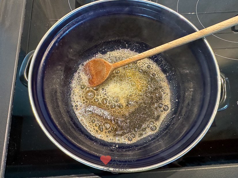 Kip in mosterd-dilleroomsaus