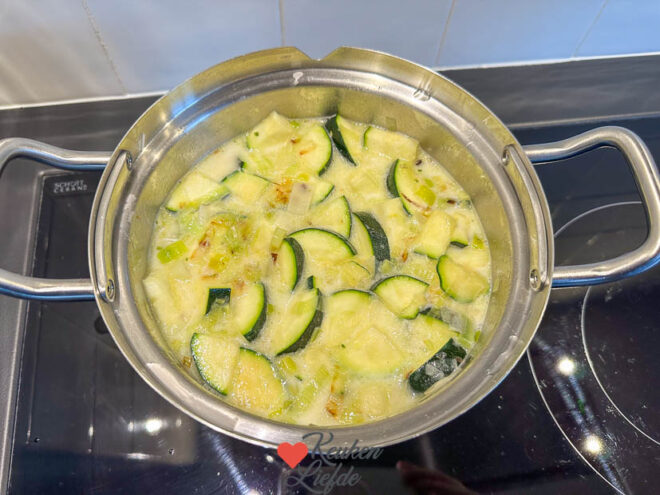 Voeg de room en het water toe en breng aan de kook