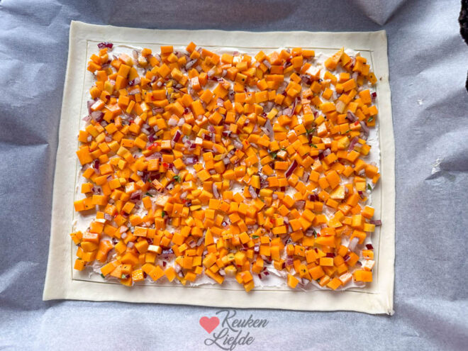 Verdeel de pompoen over het bladerdeeg