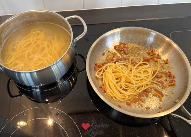 Roer de spaghetti door het spek