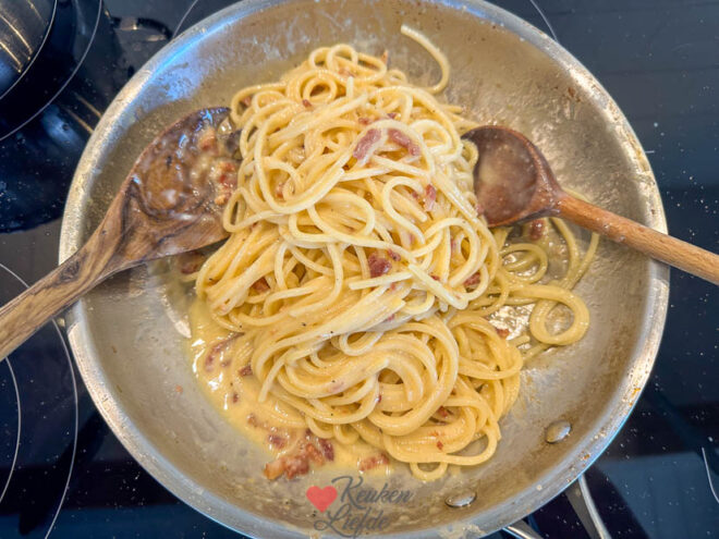 Roer het ei door de spaghetti